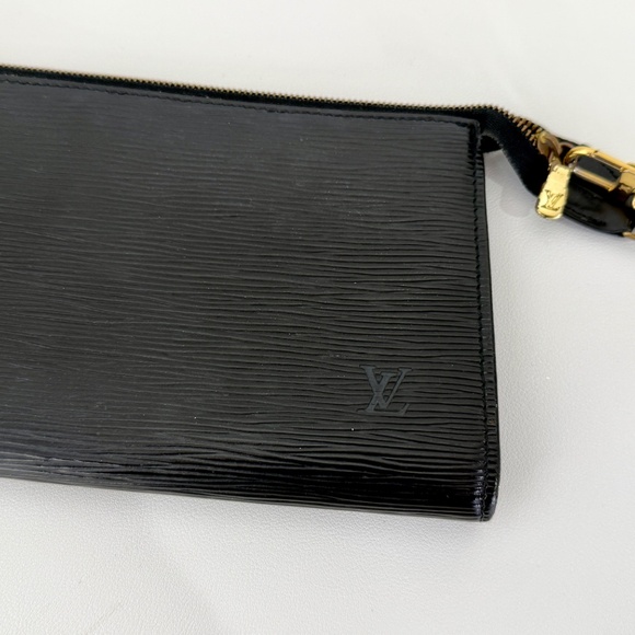 Authentic Louis Vuitton Pochette Accessoires in Noir Epi leather - Picture 3 of 8